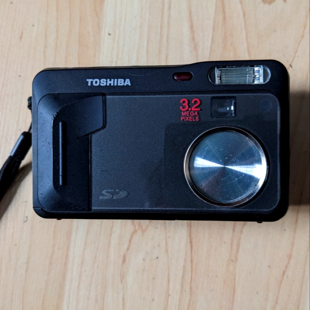 Toshiba PDR-3300 3.2MP Digital Camera w/2.8x Optical Zoom